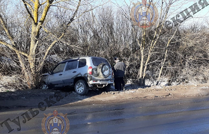 В Ленинском районе Тулы автомобиль Chevrolet Niva съехал в кювет и врезался в дерево