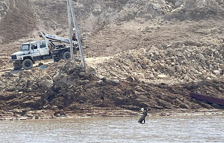 В деревне под Тулой затопило линии электропередачи рядом с карьером: ранее люди уже жаловались на постоянные взрывы во время добычи