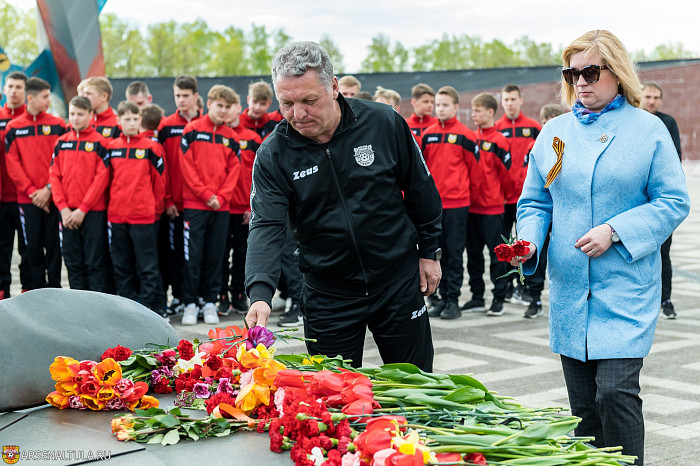 Футболисты «Арсенала» и волейболистки «Тулицы-2» возложили цветы к мемориалу «Защитникам неба Отечества»