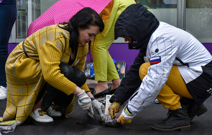 Женщины-лидеры высадили цветы перед зданием «Мой семейный центр» в Туле