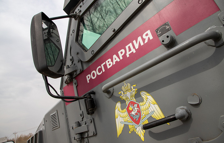 Тульские росгвардейцы передали 40 единиц гражданского оружия в зону СВО