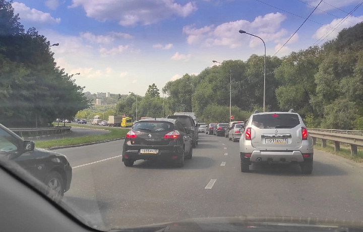 На мосту из старого Алексина собралась пробка