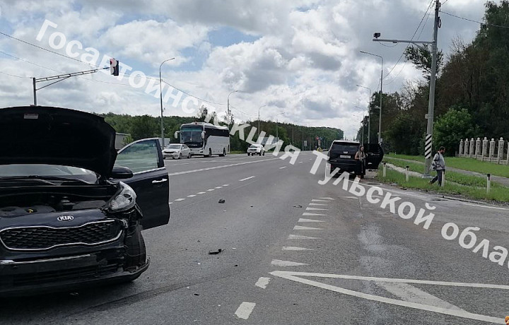 На трассе под Тулой произошло ДТП с двумя машинами Kia и забором