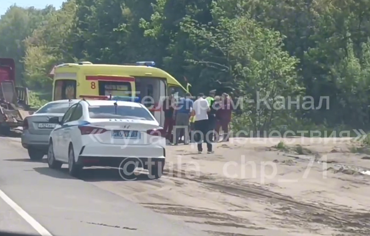 Под Тулой Volkswagen врезался в фуру: на месте работают ДПС и скорая помощь