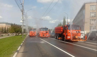 Воздух на улицах Тулы охлаждают 14 поливальных машин