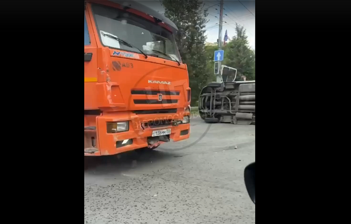 В Новомосковске на улице Березовой «КАМАЗ» врезался в «ГАЗель»: пострадала женщина