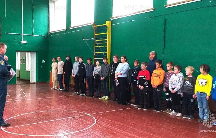 Тульские спасатели провели для школьников учебную тренировку по эвакуации