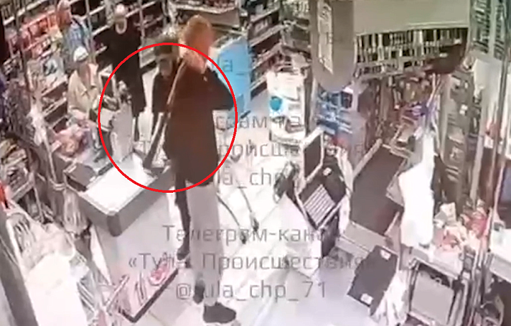 «Дайте сто тысяч»: визит мужчины с огромным топором в магазин Дубны попал на видео