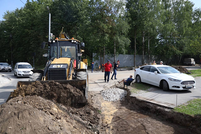 «Копают чуть ли не под машиной»: житель частного дома устроил забастовку из-за расширения улицы Тульского Рабочего Полка