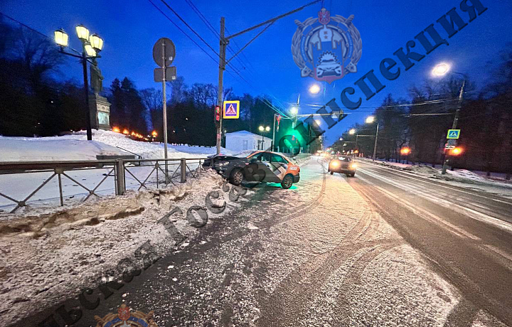В Туле нетрезвый водитель каршеринга пытался скрыться от экипажа ДПС, но врезался в забор на улице Первомайской