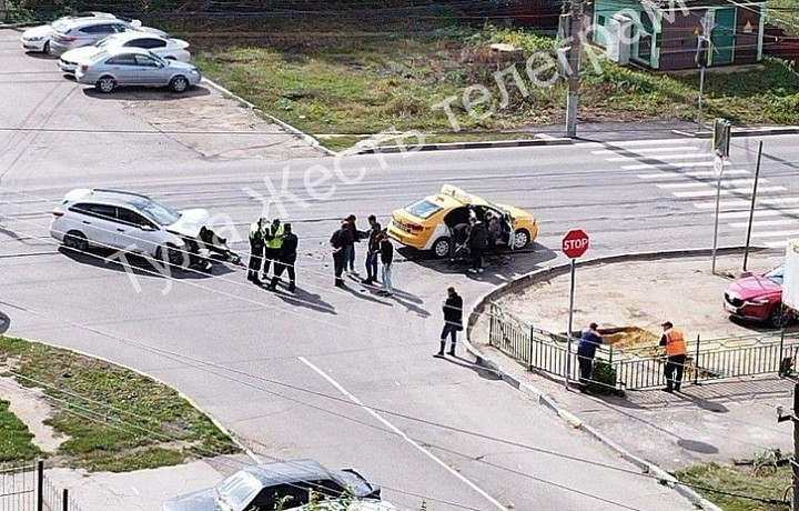На трамвайных путях на пересечении улиц Епифанской и Степанова в Туле произошло ДТП