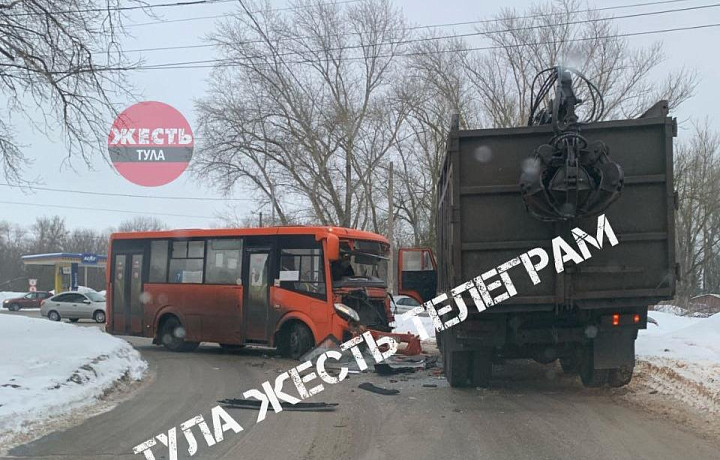 На улице Островского в Туле столкнулись автобус и грузовик