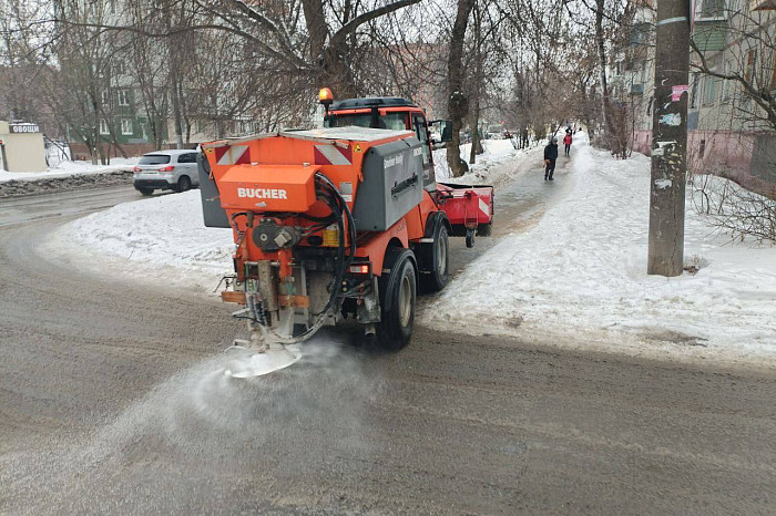 Улицы Тулы обрабатывают противогололедными материалами