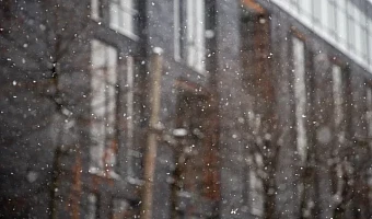 В Белёве Тульской области из-за схода снега повреждена часть кровли дома