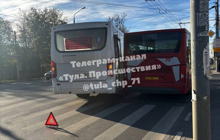 Автобус и троллейбус устроили ДТП на улице Токарева в Туле