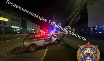 Водитель «Лады» снес опору ЛЭП на улице Демонстрации в Туле