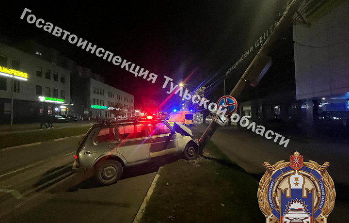 Водитель «Лады» снес опору ЛЭП на улице Демонстрации в Туле