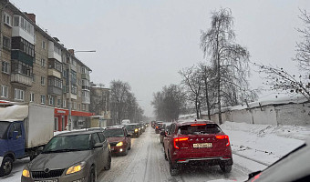 Тула замерла в пробке из-за снегопада: по прогнозам, он будет идти весь день