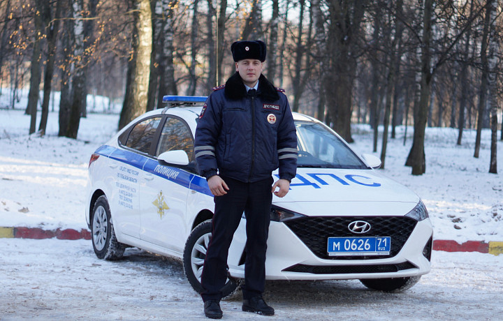 Сотрудник тульской Госавтоинспекции оказал помощь иногороднему водителю большегруза