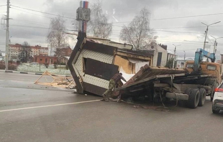 В Туле грузовик уронил палатку при транспортировке из Центрального парка