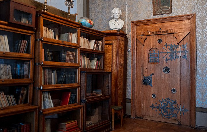 «Росгосстрах» застраховал знаменитую дверь Станиславского