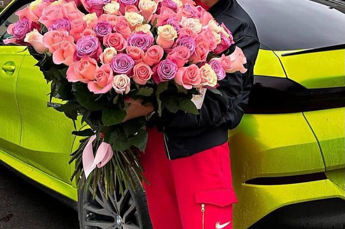 Влетевший в рекламный щит на площади Ленина Тулы салатовый BMW принадлежит блогеру с 2 млн подписчиков