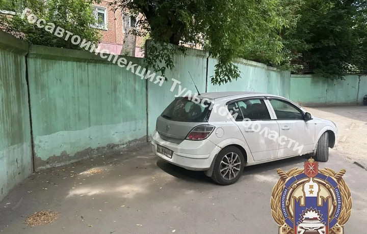 В Туле во дворе на улице Волкова Opel Astra сбил семилетнюю девочку