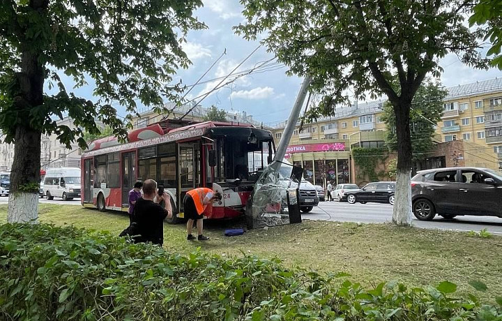 В Туле на проспекте Ленина троллейбус въехал в столб