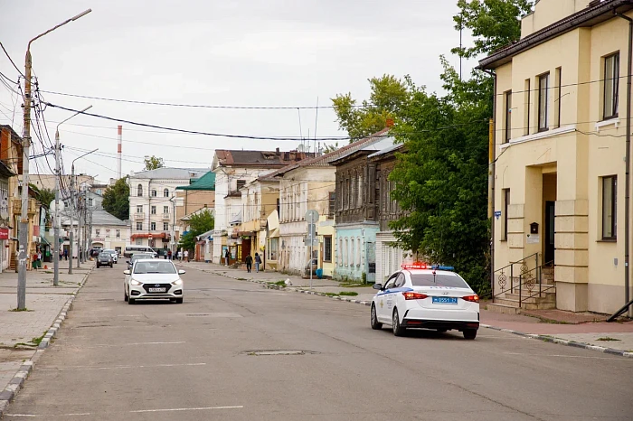 Пустеющая улица Пирогова в Туле: работа без вывесок и патрули ГИБДД