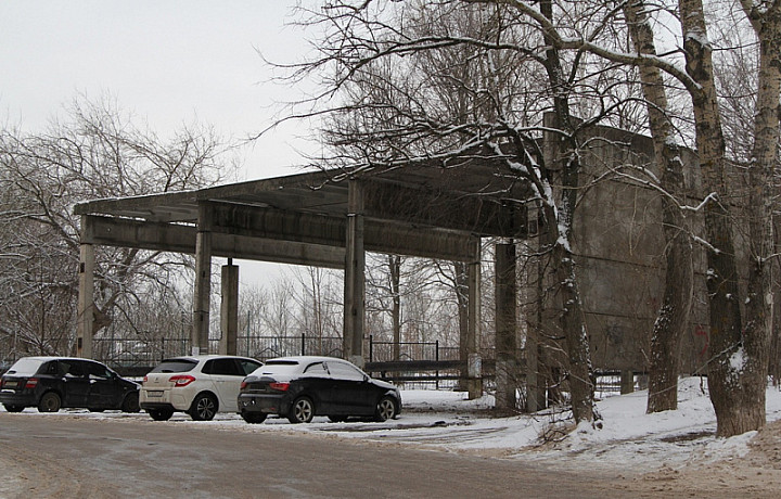 В тульском Скуратово ликвидируют бетонный навес рядом с недостроенной АТС