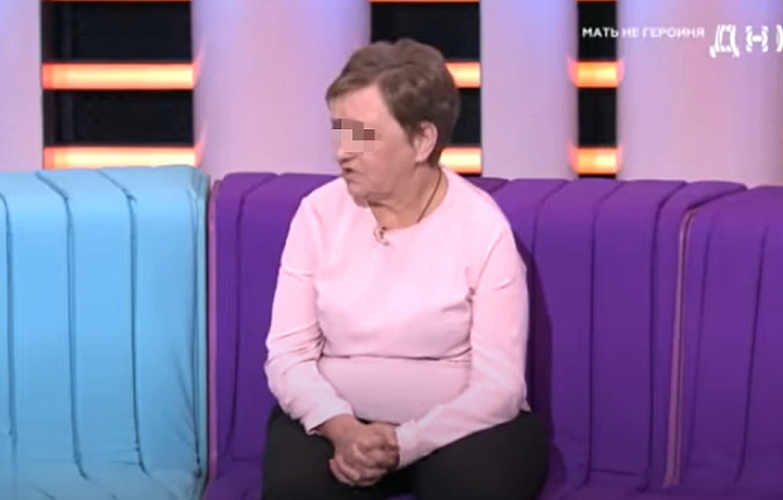 «Помню отчима, алкоголизм матери»: житель Тульской области на ток-шоу не простил биологическую мать, которую встретил спустя два десятка лет