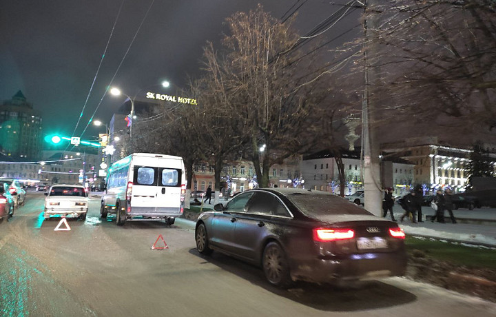 В Туле на улице Советской столкнулись три авто