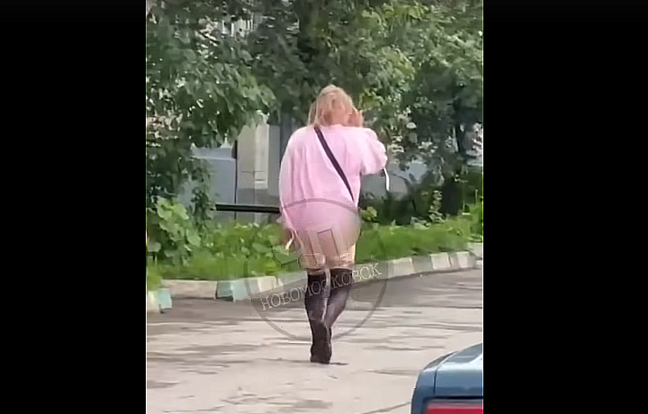 В Новомосковске заметили полуголого мужчину в женских вещах