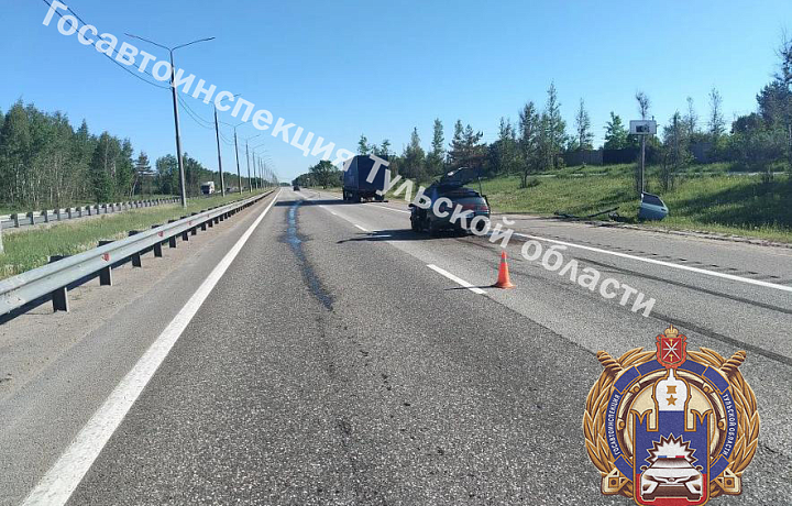 Водитель автомобиля «ВАЗ» врезался в большегруз на трассе М-2 в Тульской области