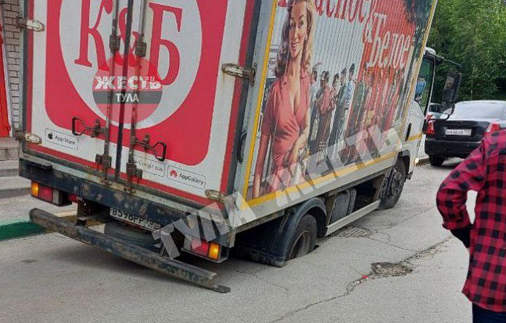 На улице Пузакова в Туле автомобиль проломил асфальт и застрял в нем