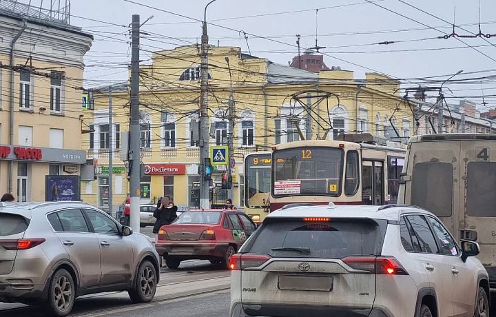 Столкнувшиеся на улице Советской в Туле Daewoo Nexia и Ford Fiesta перекрыли движение трамваев