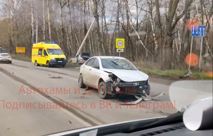 Два человека попали в больницу из-за тройного ДТП на въезде в Новомосковск