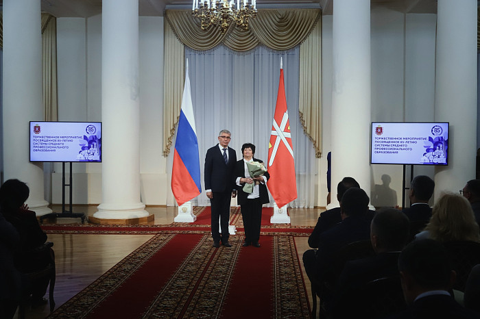 «В ваших руках находится будущее нашей страны»: Дмитрий Миляев вручил награды работникам системы среднего профобразования региона