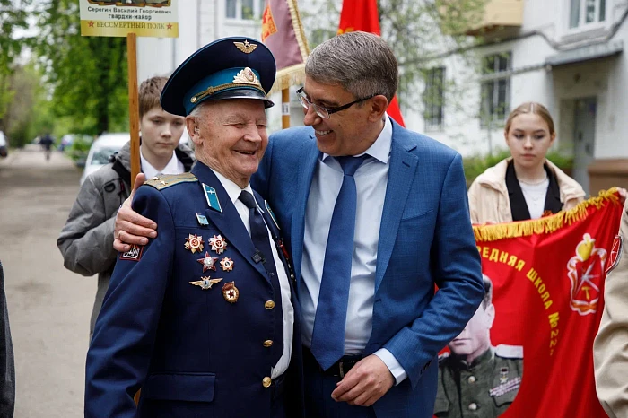 Тульские кадеты и студенты поздравили ветерана Великой Отечественной войны с наступающим Днем Победы