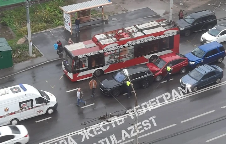 Очевидцы сообщают о массовом ДТП на улице Октябрьской в Туле
