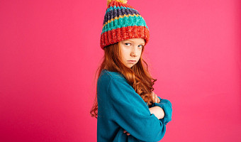«А шапку ты дома не забыл?»: почему важно носить головной убор в холода и реально ли может продуть до асимметрии лица?