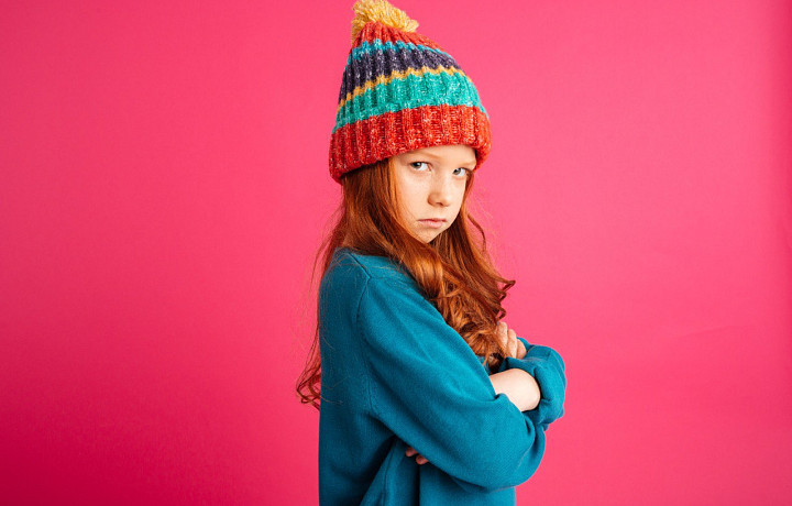 «А шапку ты дома не забыл?»: почему важно носить головной убор в холода и реально ли может продуть до асимметрии лица?