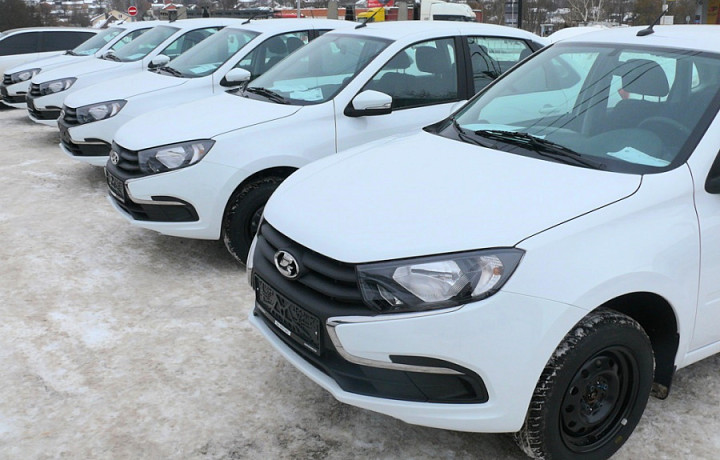 Тулякам, пострадавшим на производстве, вручили новые машины марки Lada Granta