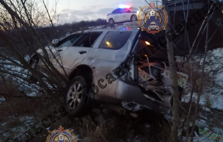 Subaru вылетел в кювет и опрокинулся на трассе в Кимовском районе