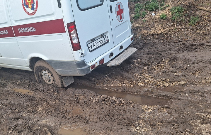В тульском поселке Угольный машина скорой помощи застряла на размытой дороге
