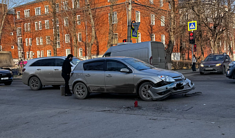 ДТП на перекрестке улиц Глинки и Кирова в Туле вызвало автомобильную пробку