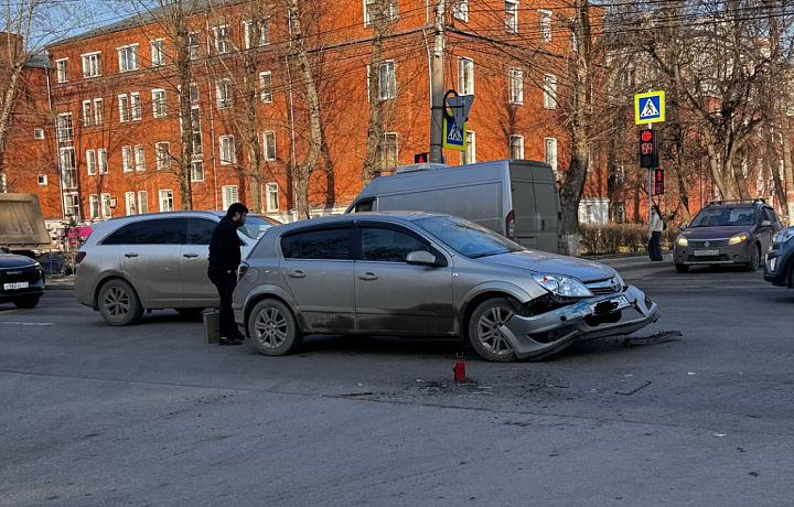 ДТП на перекрестке улиц Глинки и Кирова в Туле вызвало автомобильную пробку