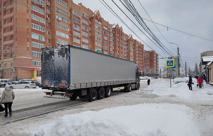 ﻿На улице Болдина в Туле буксующая фура собрала пробку из автобусов и троллейбусов