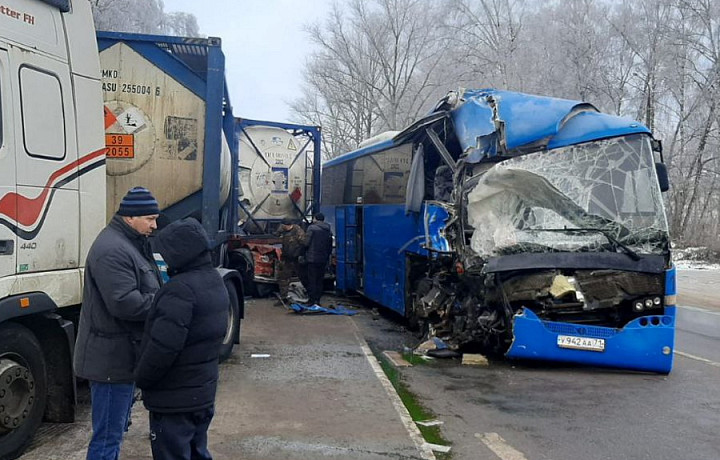 В Узловой водитель пассажирского автобуса заснул за рулем и столкнулся с грузовиком