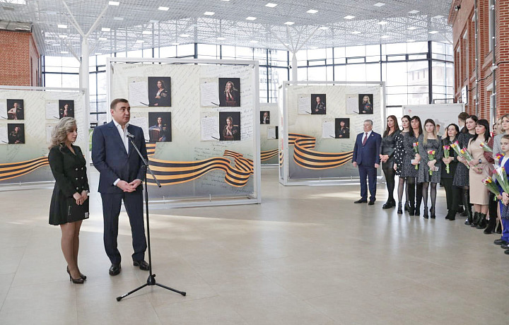 Алексей Дюмин открыл фотовыставку «Жены Героев» в Туле